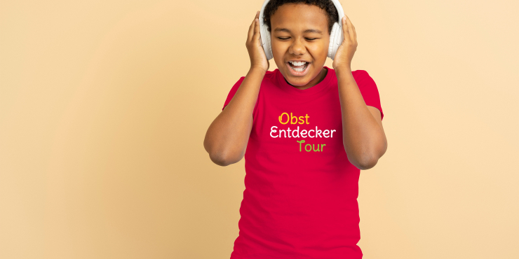 Bub trägt individuell bedrucktes T-Shirt und hört dabei Musik