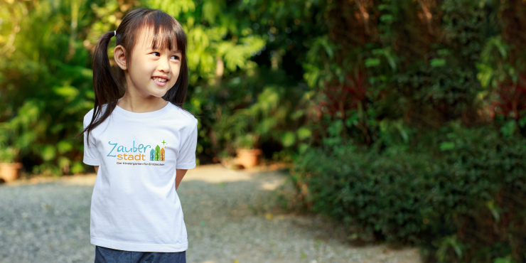 Junges Mädchen trägt bedrucktes organic T-Shirt mit kurzen Ärmeln
