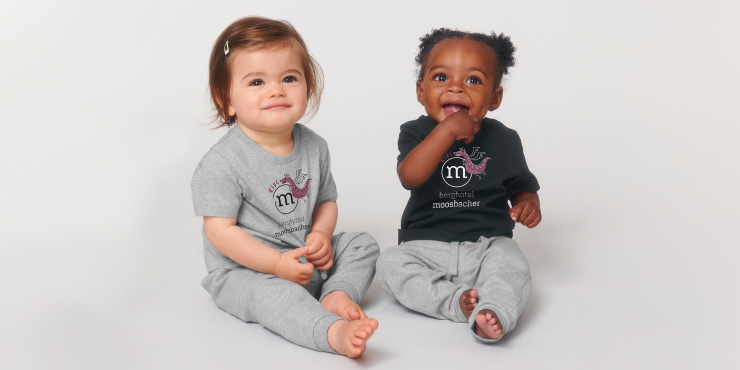Verschieden farbige Kurzarmig Individuell bedruckte Baby Shirts aus organischer Baumwolle an zwei Babys