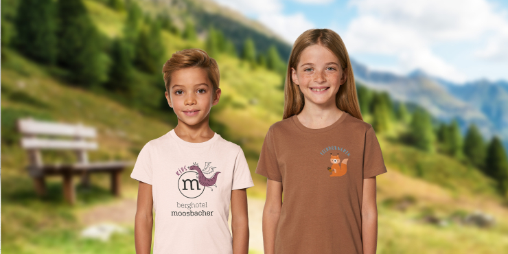 Zwei junge Kinder tragen unterschiedlich farbige organic T-Shirts mit dem gleichen Design