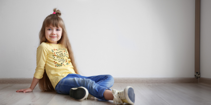 Mädchen trägt ein individuell bedrucktes basic T-Shirt mit langen Ärmeln