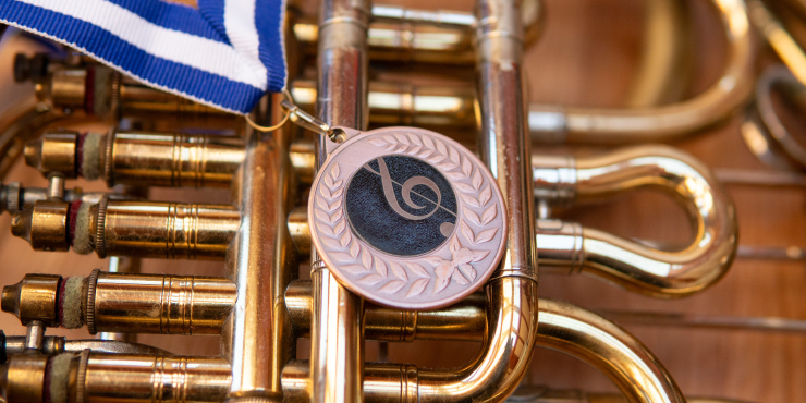 Medaille auf Gold-Hintergrund