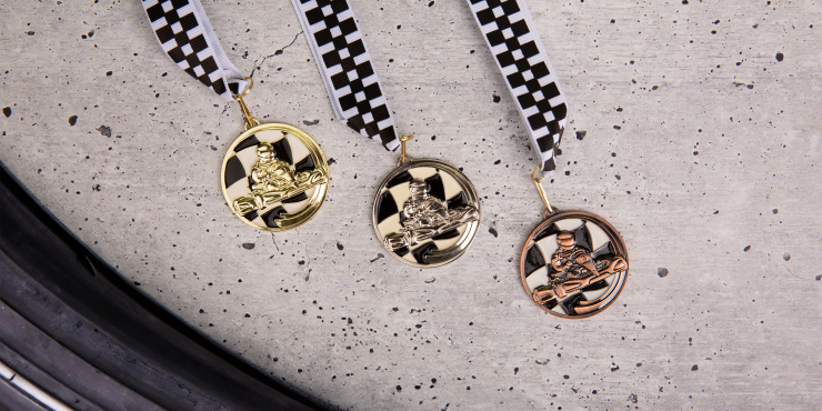 Medaillen-Serie auf grauem Hintergrund aufgelegt