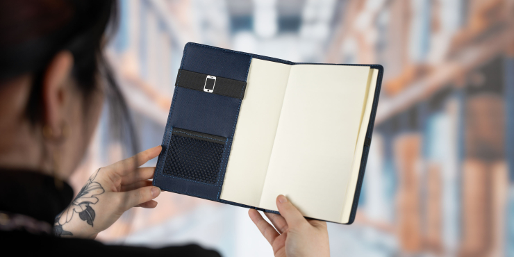 Person klappt personalisierten A5-Organizer auf