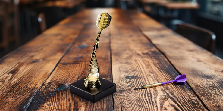 Goldener Pokal in Form eines Dartpfeils