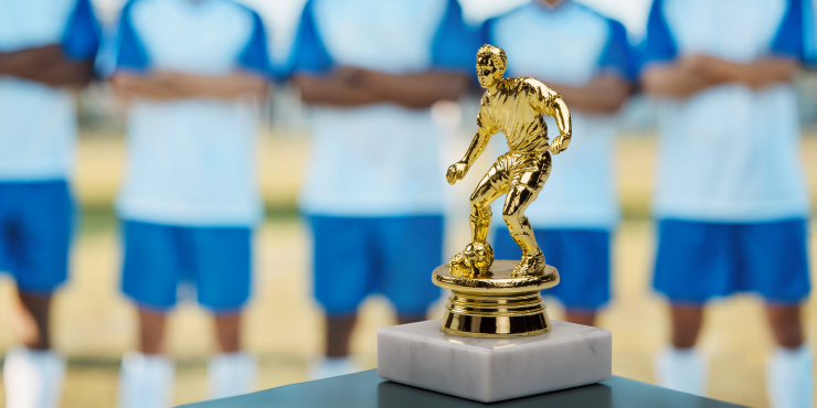 Goldener Pokal in Form eines Fußballspielers