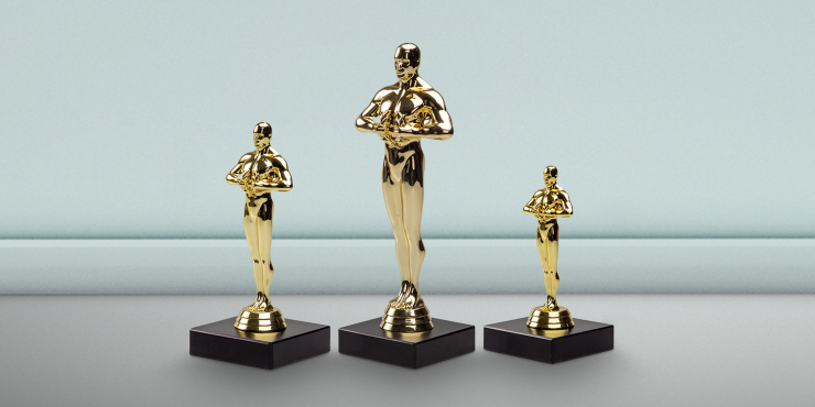 Goldene Pokale in Statuenform in drei verschiedenen Größen