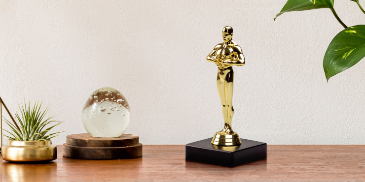 Goldener Pokal in Form einer Statue