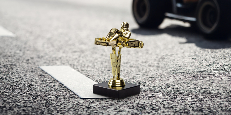 Goldener Pokal in Form eines Go-Karts