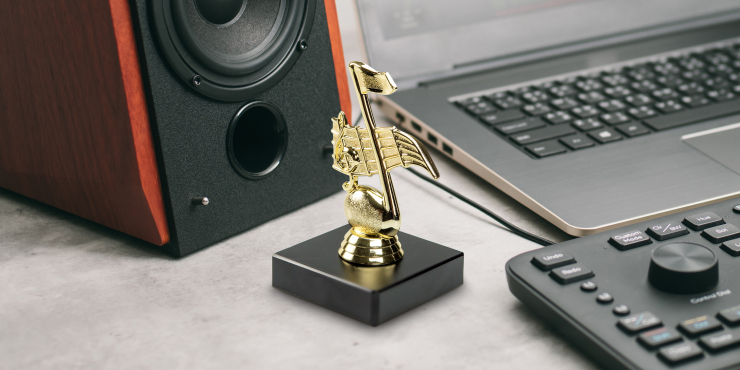 Goldener Pokal in Musiknotenform