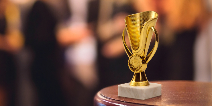 Goldener Pokal in Sattelform