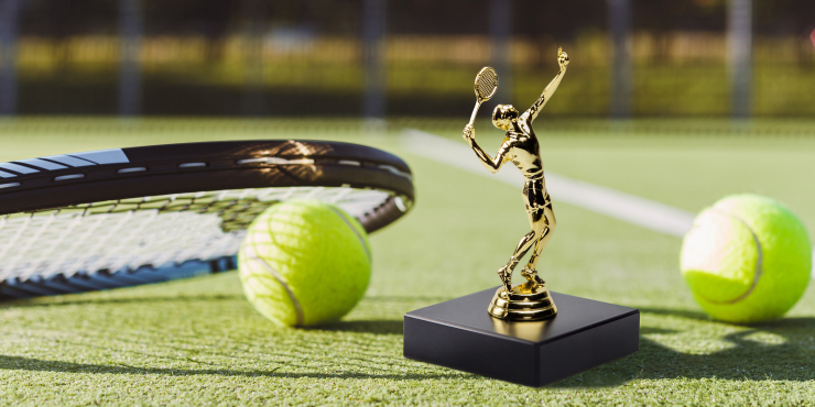 Goldener Pokal in Form eines Tennisspielers