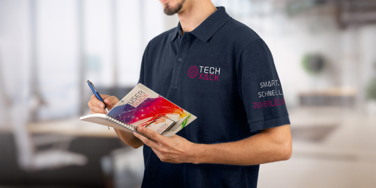 Mann arbeitet in einem Unternehmen und notiert sich etwas