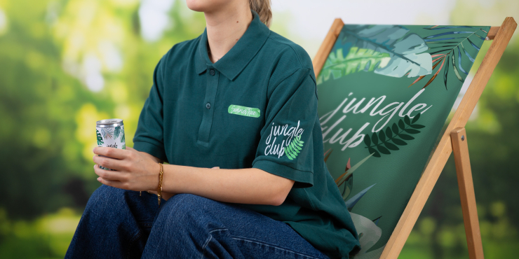 Frau sitzt auf einem Liegestuhl und hält eine Dose in der Hand