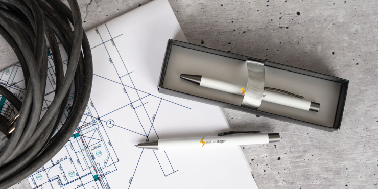 Personalisiertes Bowie Schreibset liegt geöffnet auf einem Plan