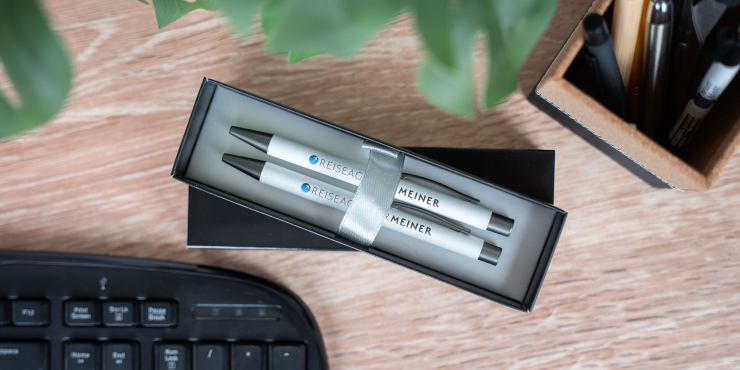 Bowie Schreibset in einer edlen Schachtel liegt neben einer schwarzen Tastatur