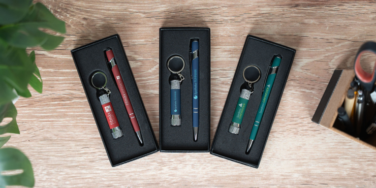 Drei personalisierte Schreibsets in edlen Schachteln und in drei verschiedenen Farben in Rot, Blau und Grün