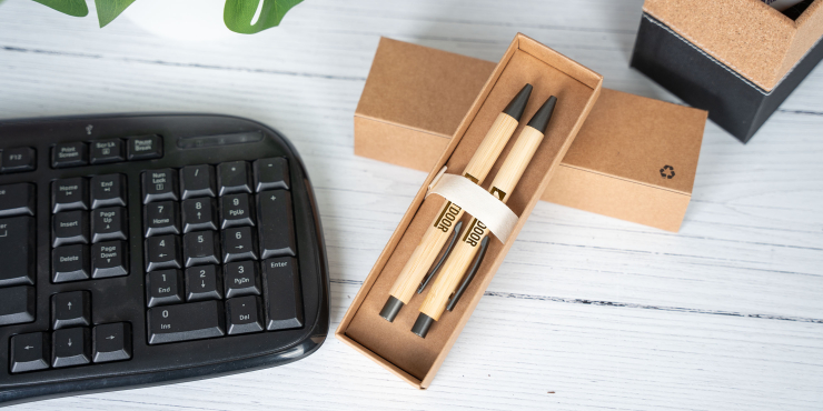 Personalisiertes Schreibset geöffnet liegt neben einer schwarzen Tastatur