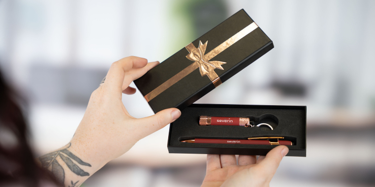 Person hält Ellipse &amp; Chroma Soft Touch Ribbon Schreibset mit individuellem Design in der Hand