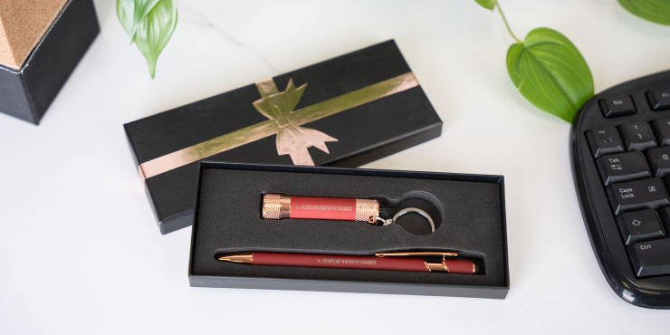 Personalisiertes Ellipse &amp; Chroma Soft Touch Ribbon Schreibset liegt am Tisch neben einer Tastatur