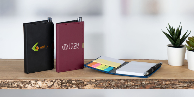 Caddy &amp; Crosby Schreibset mit personalisiertem Design auf einem Tisch in schwarzer und dunkelroter Farbe