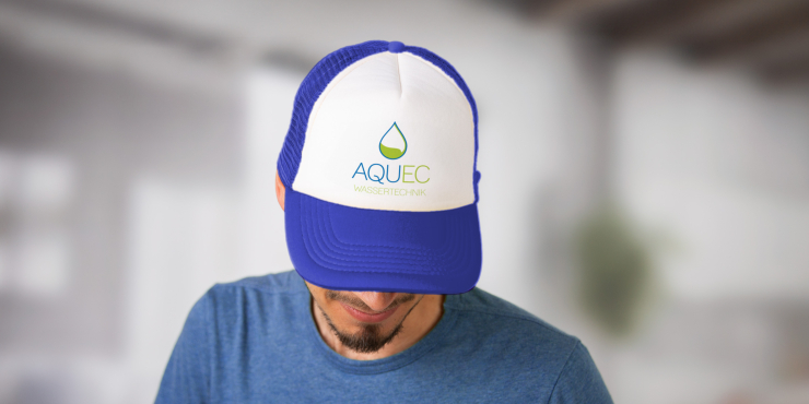 Eine Person trägt eine individuell bedruckte Truckerkappe