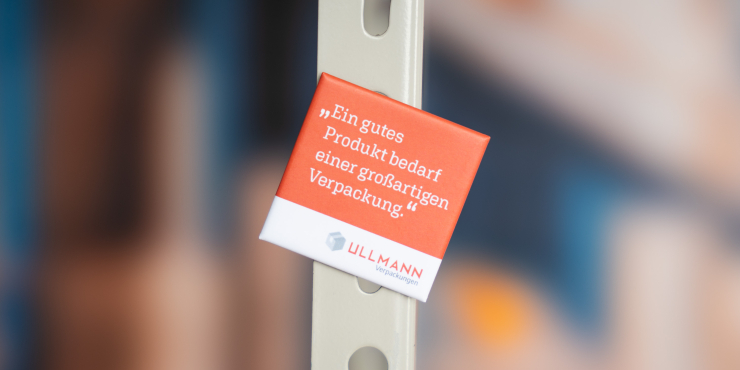 Quadratischer Magnet im individuellen Design auf einem Metallregal