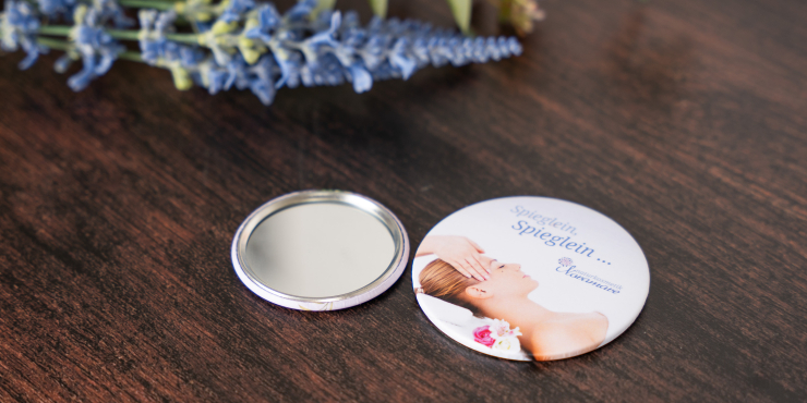 Button mit Spiegel auf dunklem Tisch in Ihrem personalisierten Design neben Pflanzen 