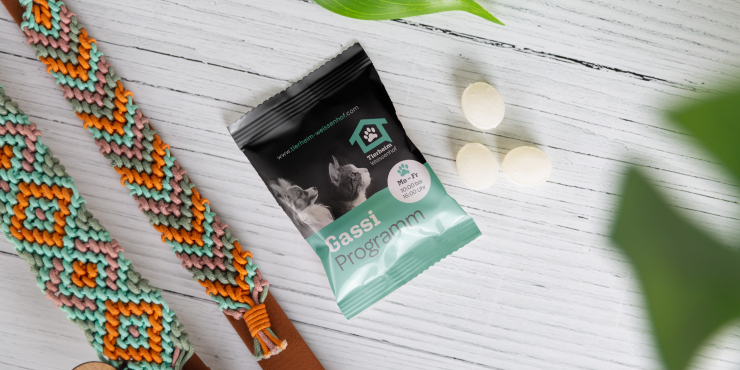 Individuell gestaltete Tüte neben buntem Band auf weißem Hintergrund