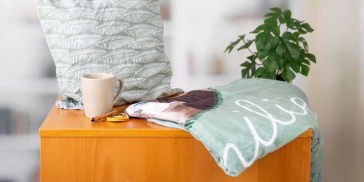 Personalisierte Kuscheldecke im Wohnzimmer