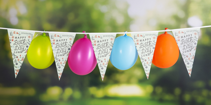 individuell bedruckte Wimpelkette und zusätzlich mit Luftballons geschmückt