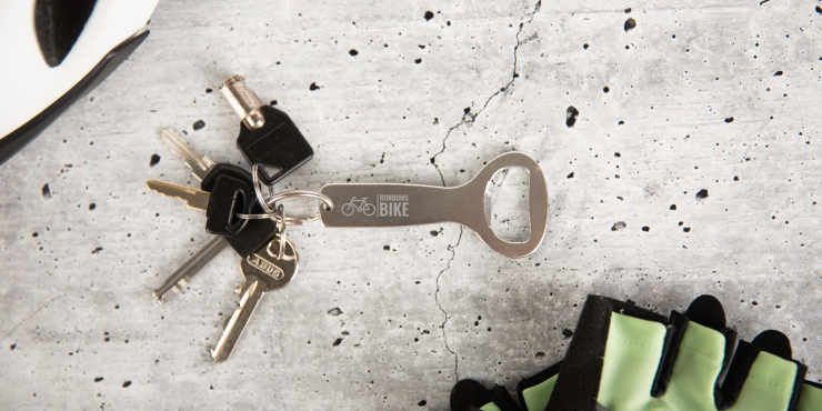 Bedruckter Aluminium-Flaschenöffner als Schlüsselanhänger auf Schlüsselbund