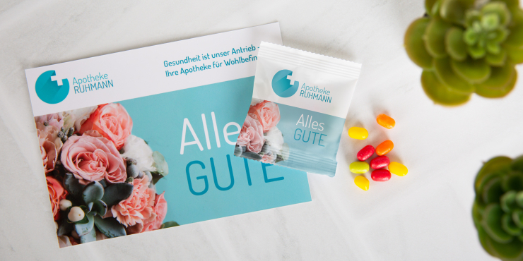 Individuell gestaltete Fruchtdragee Verpackung neben Fruchtdragees auf Tisch