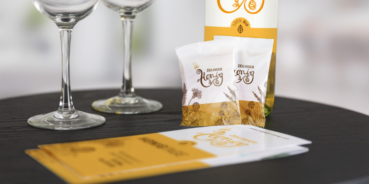 Individuell gestaltete Fruchtgummi Verpackung auf Tisch neben Weingläsern