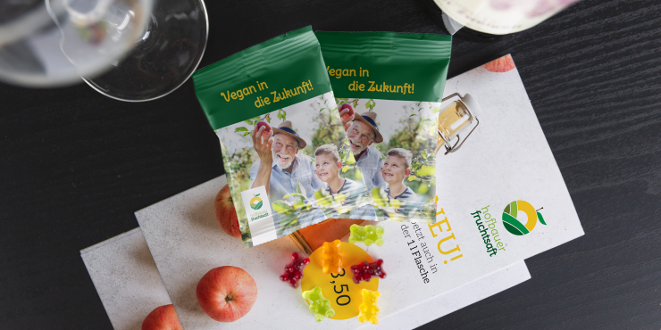 Individuell gestaltete Fruchtgummi Verpackungen liegend auf einem Tisch