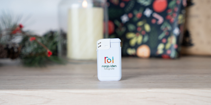 Go Polo Feuerzeug steht vor weihnachtlicher Deko