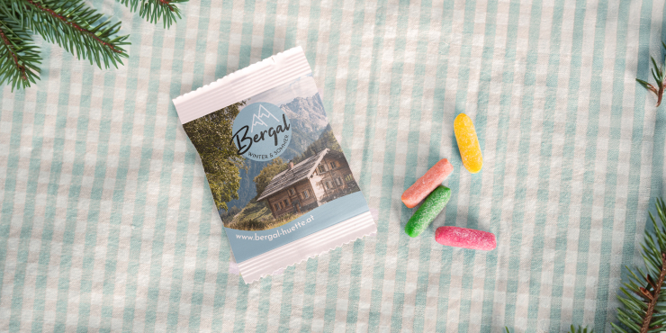 Individuell gestaltete Verpackung liegend auf einer Tischdecke