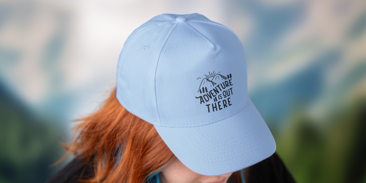 Eine Frau mit roten Haaren trägt eine individuell bedruckte Kappe 