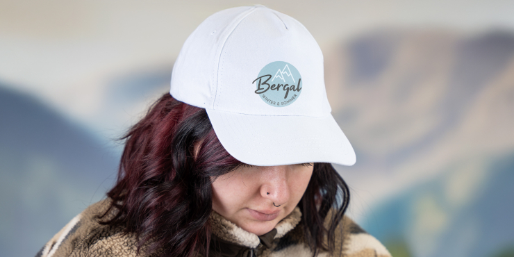 Eine Person mit roten haaren trägt eine individuell bedruckte Kappe