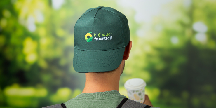 Ein Mann trägt in einem Wald eine individuell bedruckte Kappe