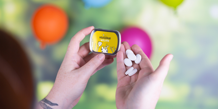 Individuell gestaltete Mini Taschen Dose in Hand gehalten