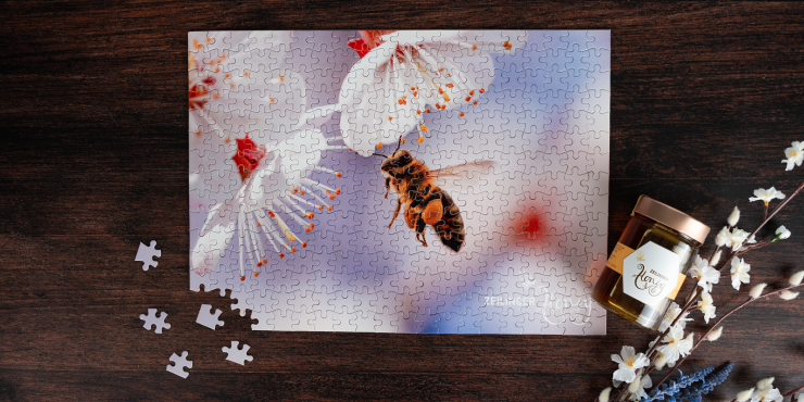 Fotopuzzle mit einer Pflanze und einer Biene ist fast komplett zusammengebaut