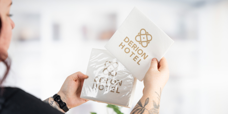 Eiene Frau hält mehrere Airlaid Servietten in den Händen