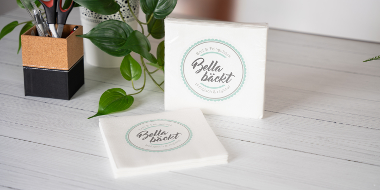 Airlaid Servietten liegen auf einem Tisch