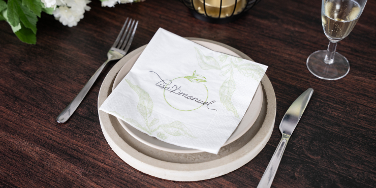 Auf einem Tischgedeck liegt die Serviette Tissue