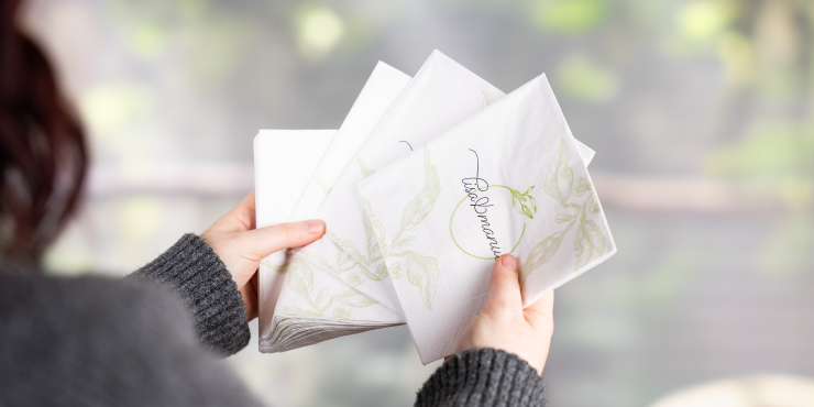 Eine Frau hält mehrere Tissue Servietten in den Händen