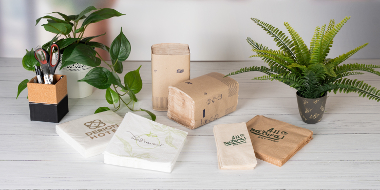 Diverse Arten von Servietten liegen auf einem Tisch