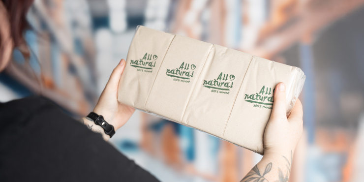 Eine Frau hält vorgedruckte Lunchservietten in den Händen