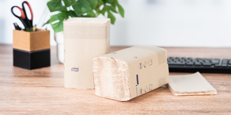 Unbedruckte Spenderservietten liegen auf einem Tisch