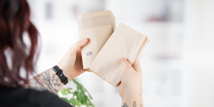 Eine Frau hält mehrere Spenderservietten in den Händen